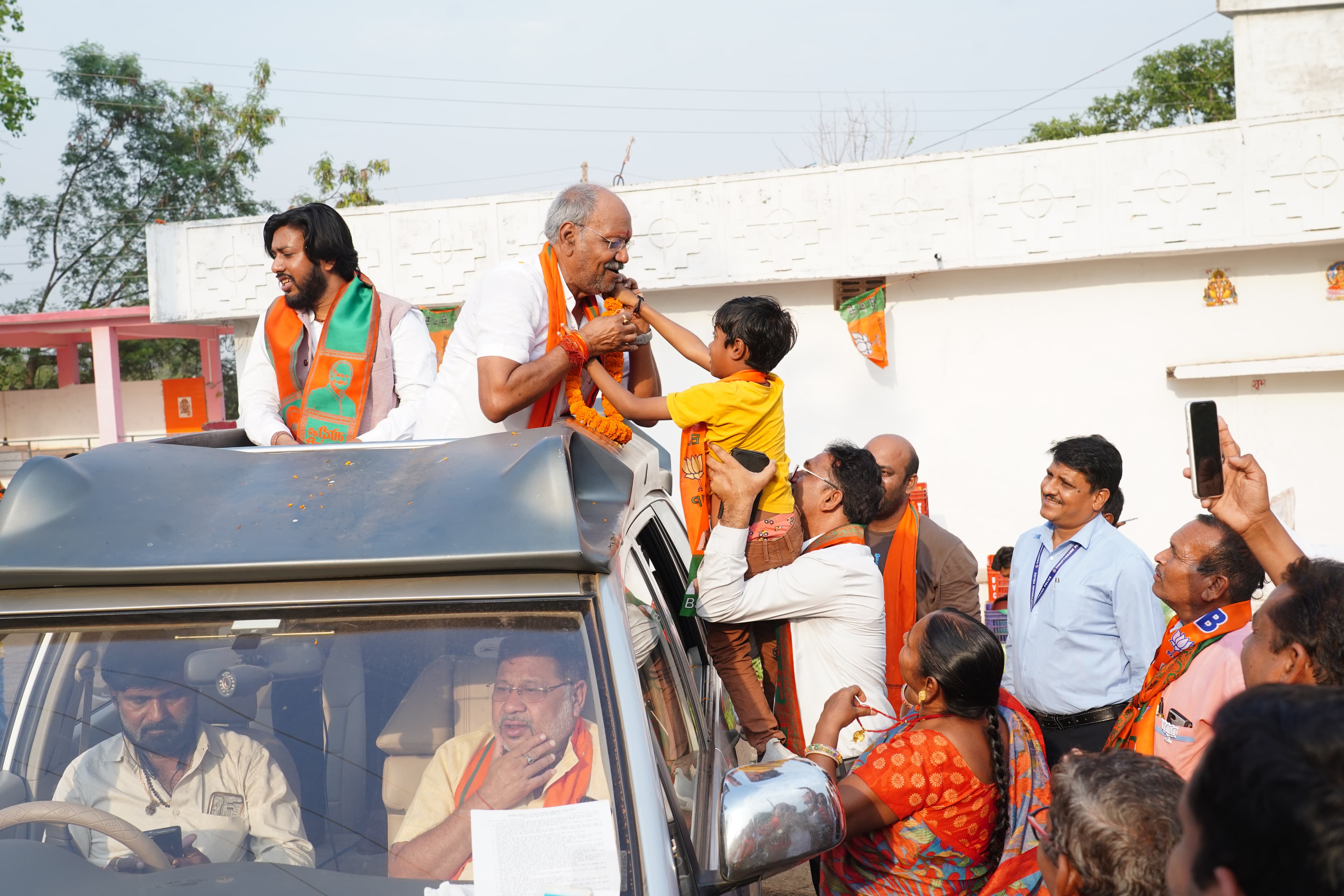 जनसंपर्क के दौरान नव मतदाताओं से मिले बृजमोहन अग्रवाल, देश के उज्जवल भविष्य के लिए भाजपा को वोट देने की अपील