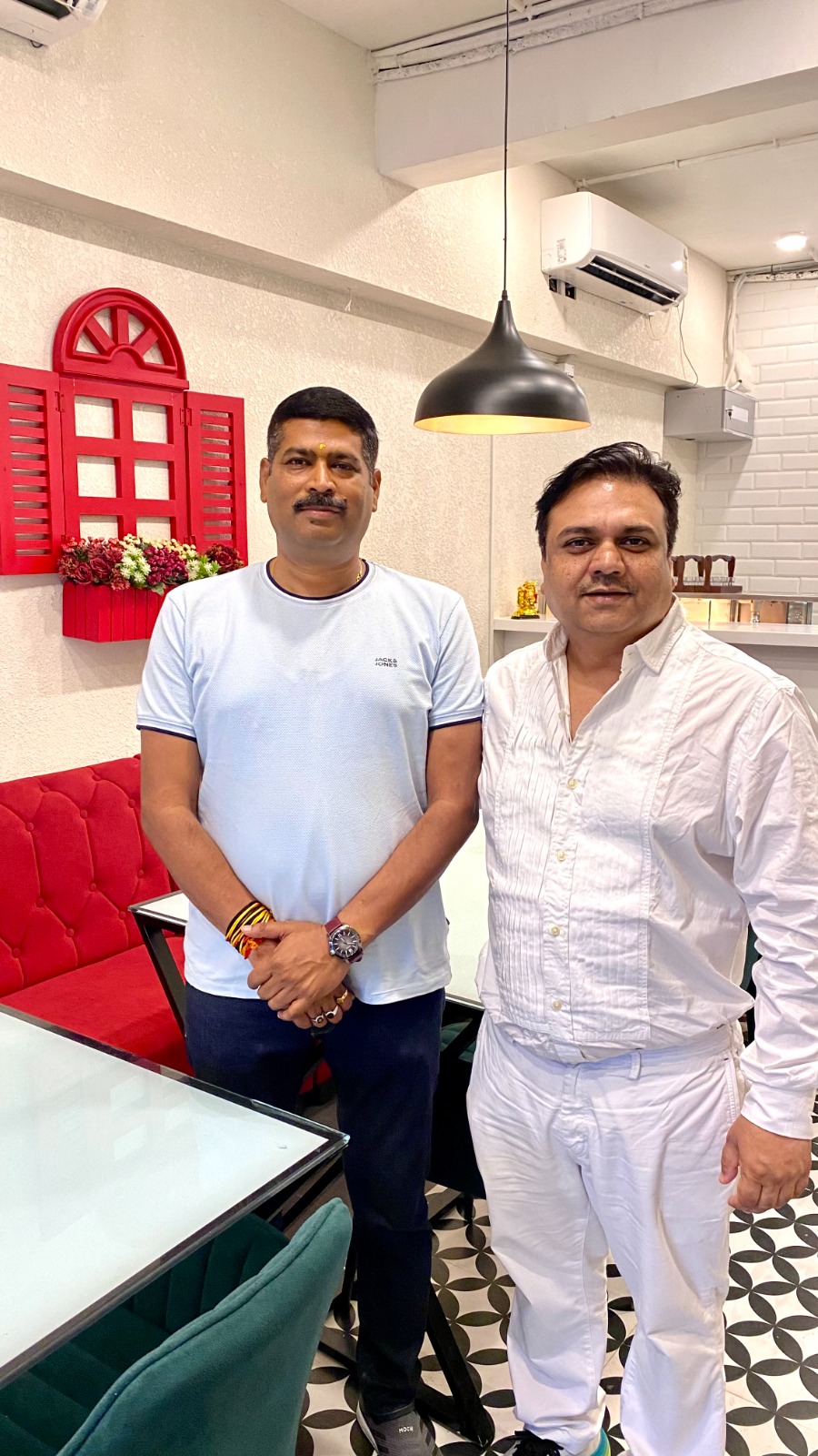 चाट लाउंच ने अपना पहला आउटलेट खोला 