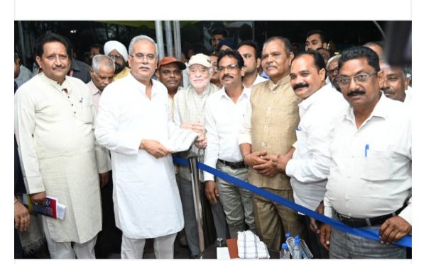 बुनकरों के हित में हाथकरघा वस्त्र उत्पादन को दिया जा रहा बढ़ावा