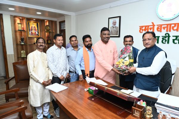 श्रीमती लक्ष्मी रजवाड़े जी कैबिनेट मंत्री कलाकारों के उत्थान के प्रस्ताव रखा