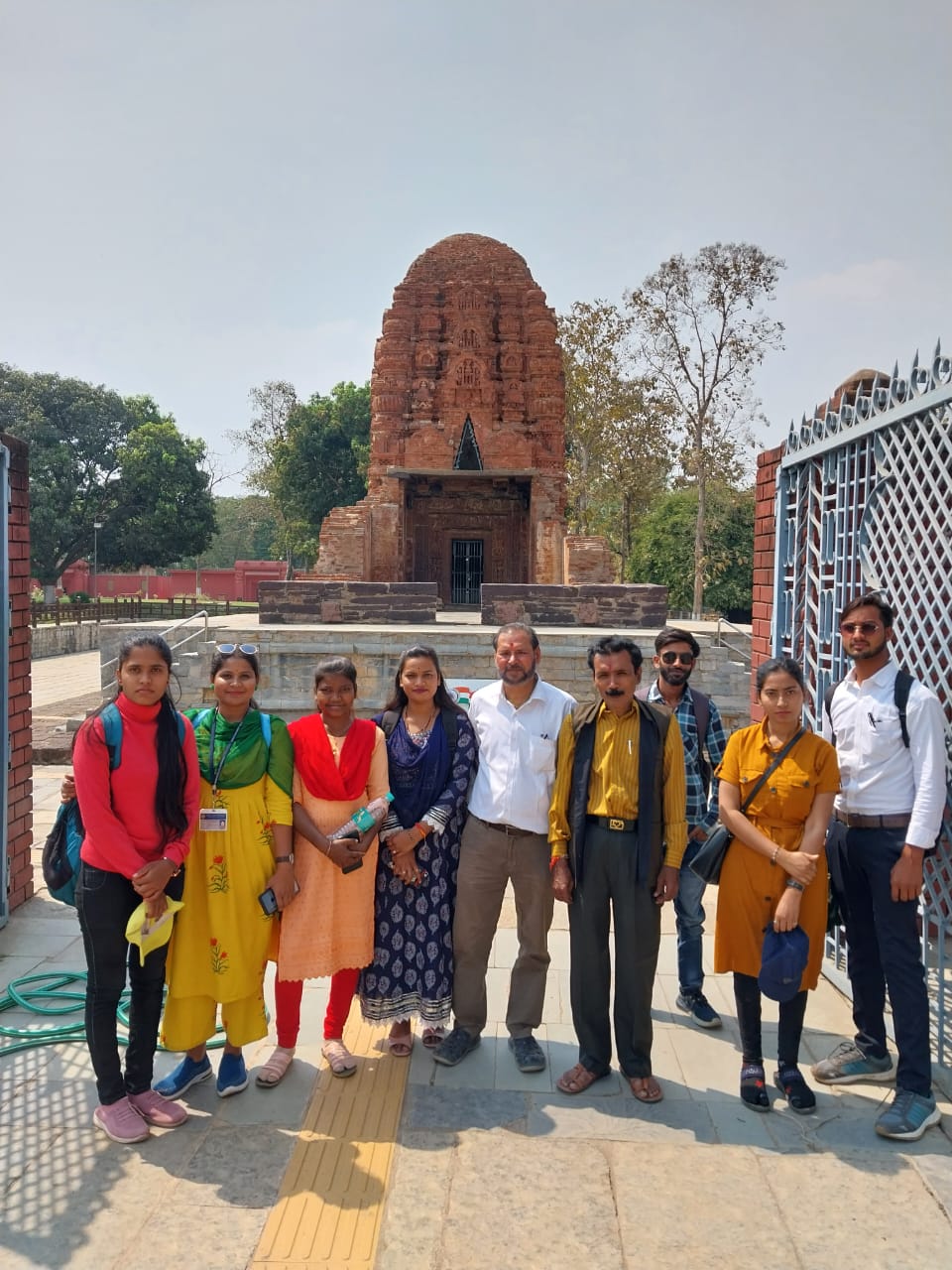 खैरागढ़ विश्वविद्यालय के विद्यार्थी पहुंचे सिरपुर, पुरातात्विक महत्व कीखैरागढ़ विश्वविद्यालय के विद्यार्थी पहुंचे सिरपुर, पुरातात्विक महत्व की जानकारी मिली