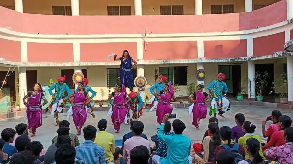 खैरागढ़ की धरती पर जीवंत हुई पंजाब और बुंदेलखंड की संस्कृति, लोक-संगीत के विद्यार्थियों ने दी शानदार प्रस्तुति