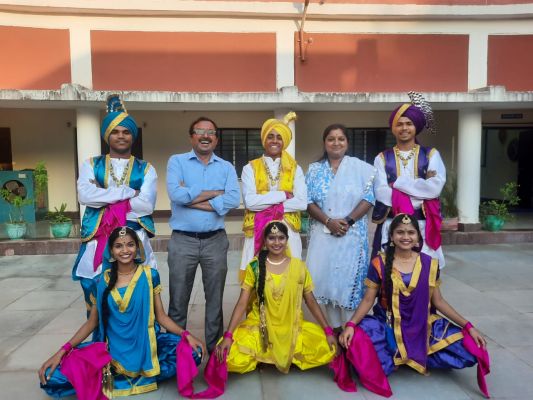 खैरागढ़ की धरती पर जीवंत हुई पंजाब और बुंदेलखंड की संस्कृति, लोक-संगीत के विद्यार्थियों ने दी शानदार प्रस्तुति